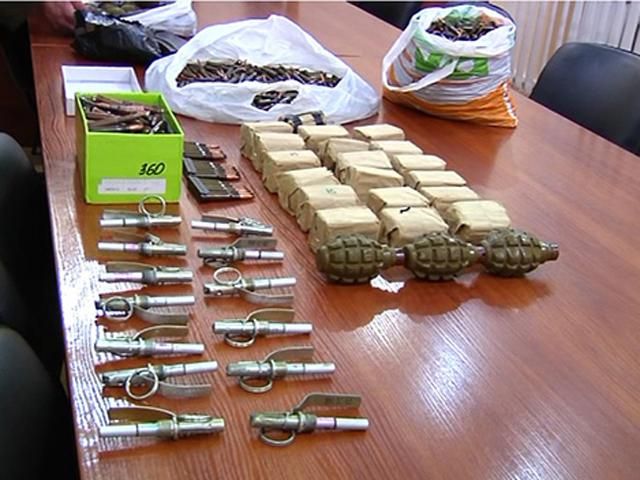 В Днепропетровске военнослужащий продавал оружие под супермаркетом (Фото) В Днепропетровске военнослужащий продавал оружие под супермаркетом (Фото)