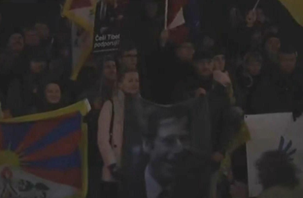 В Праге митинговали против президента Милоша Земана В Праге митинговали против президента Милоша Земана