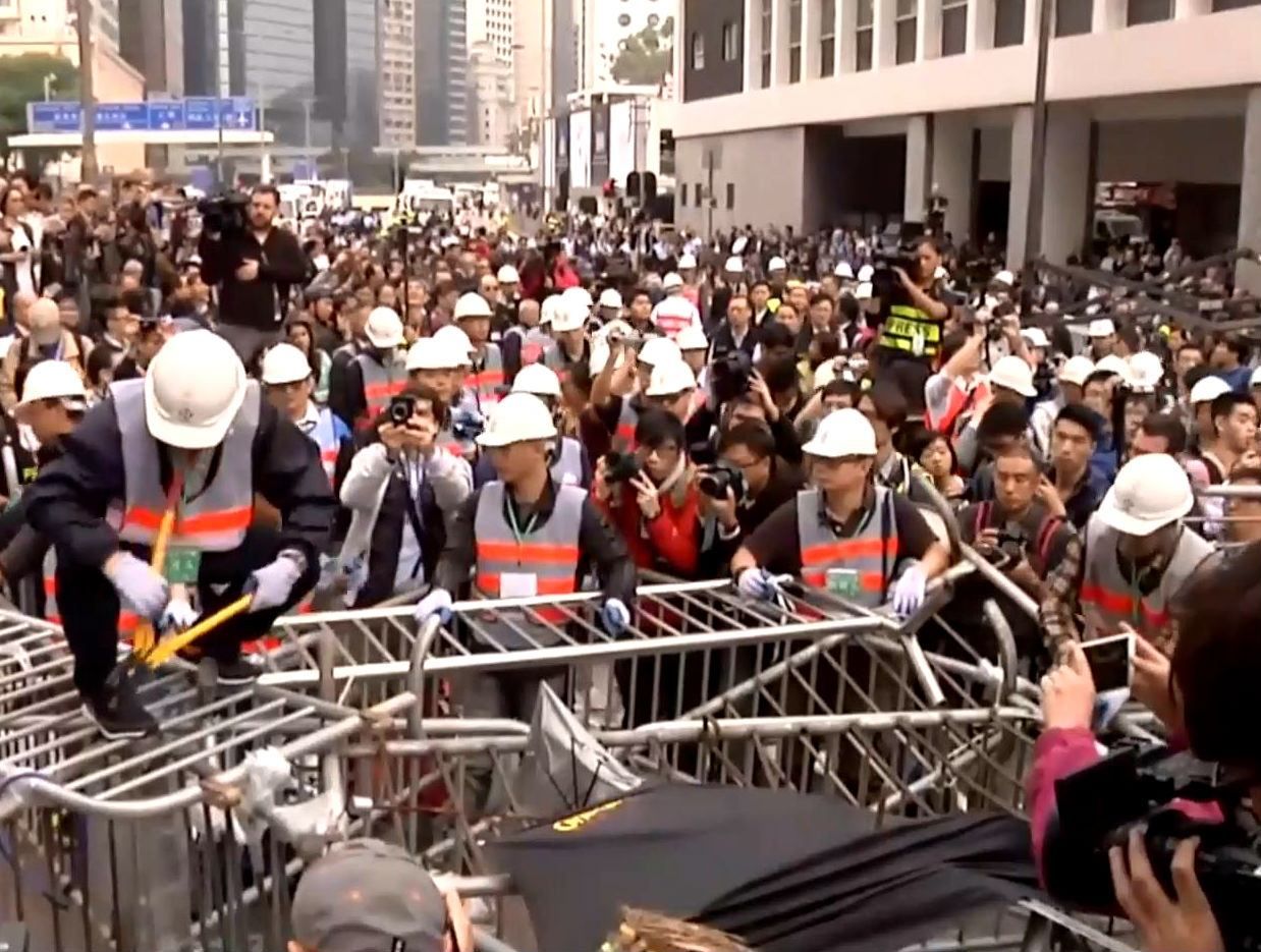 У Гонконгу розбирають барикади 