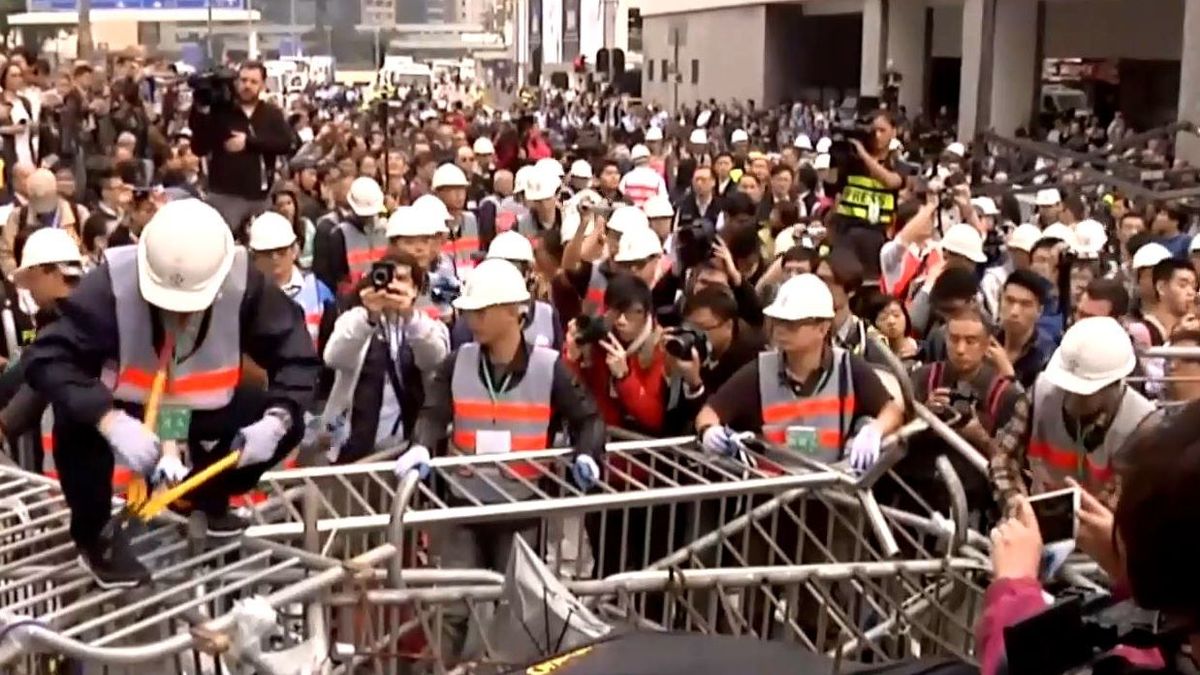 В Гонконге разбирают баррикады