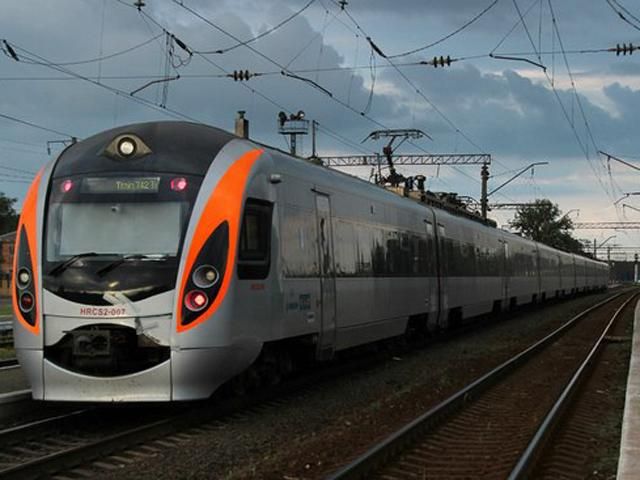 Швидкісний поїзд "Трускавець-Київ" уже більше години стоїть у полі, люди замерзають Швидкісний поїзд "Трускавець-Київ" уже більше години стоїть у полі, люди замерзають