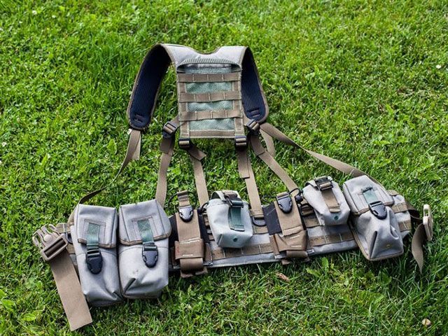 Львівські пластуни шиють "розгрузки" для воїнів АТО Львівські пластуни шиють "розгрузки" для воїнів АТО