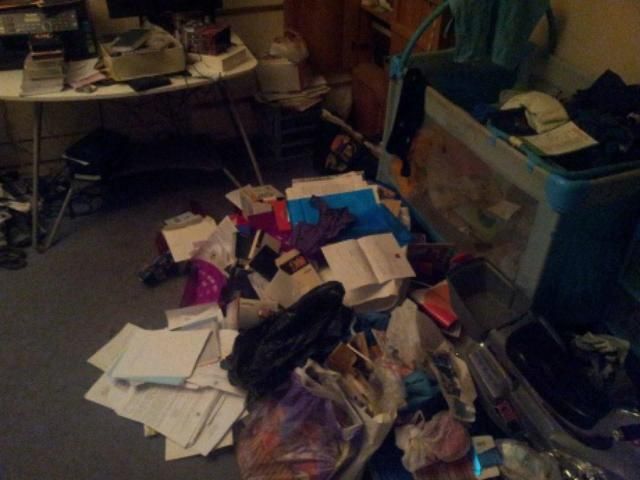 Полиция обыскала квартиру активистки, которая подарила Пореченкову игрушечный пистолет (Фото) Полиция обыскала квартиру активистки, которая подарила Пореченкову игрушечный пистолет (Фото)