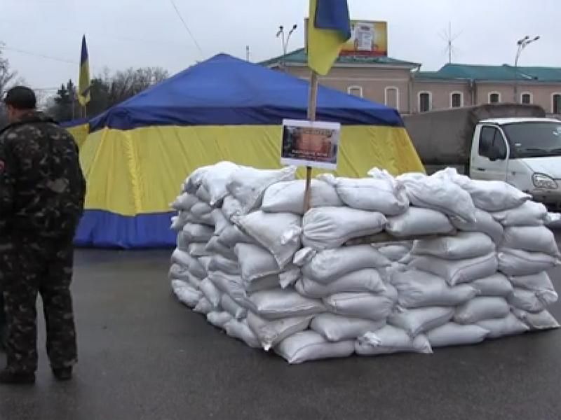 В Харькове построили символический блокпост как напоминание о войне (Видео)