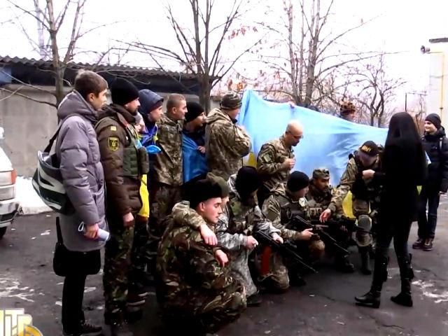 Волонтеры передали бойцам детские рисунки и сладости Волонтеры передали бойцам детские рисунки и сладости