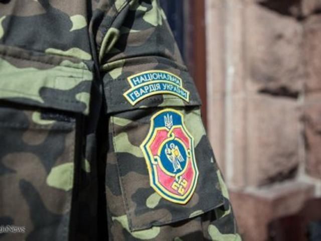 Бійці Нацгвардії затримали на блокпосту автомобіль з понад 1 млн гривень готівки Бійці Нацгвардії затримали на блокпосту автомобіль з понад 1 млн гривень готівки