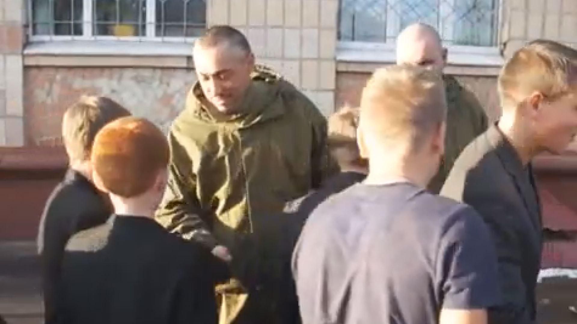 Луцькі школярі подарували бійцям маскувальну сітку та обереги