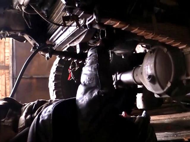 В зоні АТО ремонтники цілодобово ремонтують техніку В зоні АТО ремонтники цілодобово ремонтують техніку