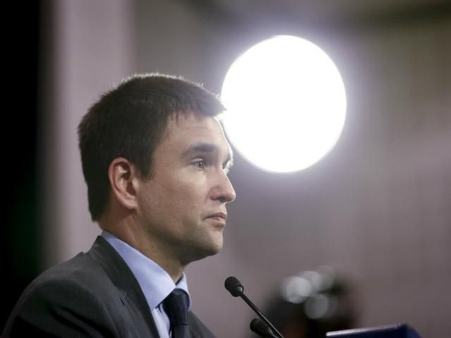 Клімкін показав, як виглядатимуть нові біометричні паспорти (Фото) Клімкін показав, як виглядатимуть нові біометричні паспорти (Фото)