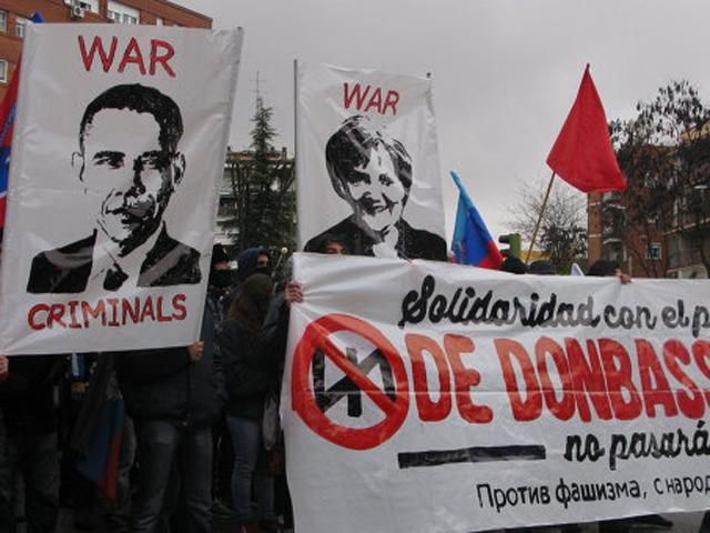 Кілька десятків антифашистів під прапорами СРСР вийшли у Мадриді на підтримку бойовиків Донбасу