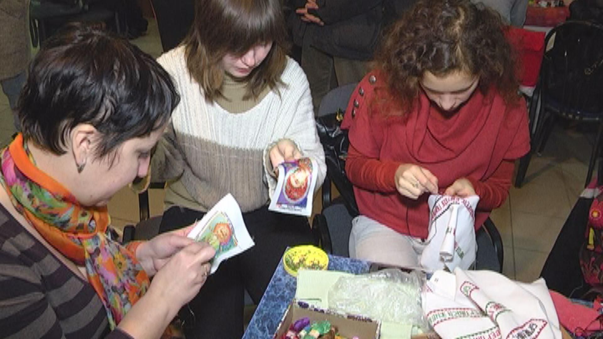 В Харькове рукодельницы готовят подарки воинам АТО В Харькове рукодельницы готовят подарки воинам АТО