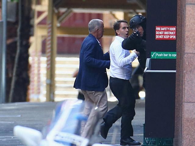 Минимум пятерым заложникам удалось бежать из захваченного кафе в Сиднее (Видео)