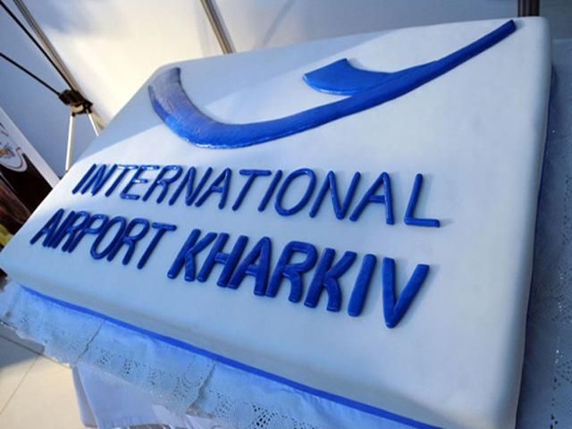 В закрытый аэропорт Харькова прилетела группа российских офицеров