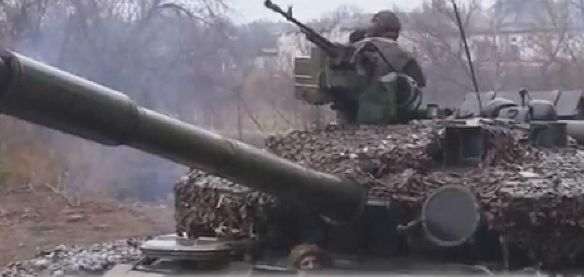 Украинские бойцы готовят технику к бою
