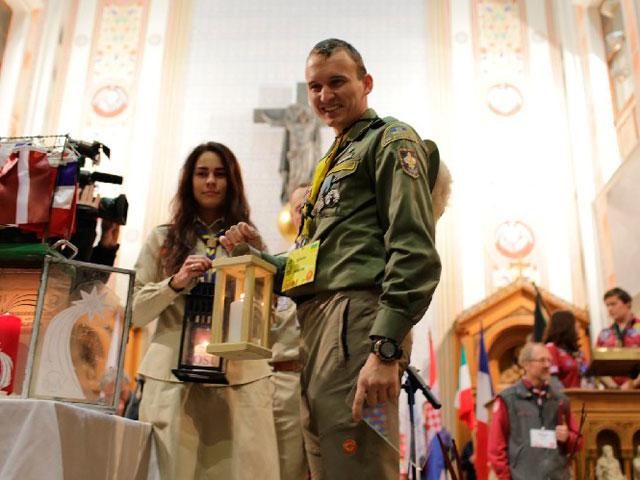 Вифлеемский огонь отправится в Киев, а затем — в АТО Вифлеемский огонь отправится в Киев, а затем — в АТО