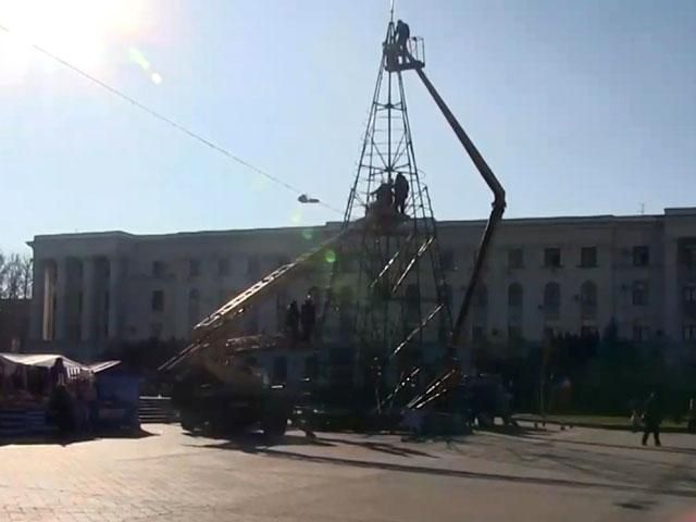 В Симферополе начали устанавливать украинскую новогоднюю елку