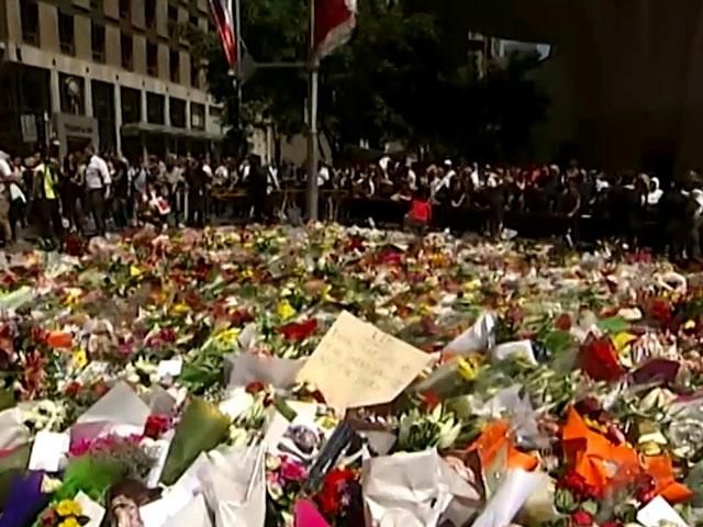 Сотни австралийцев несут цветы к месту, где погибли заложники террориста-исламиста