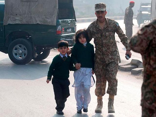 Таліби захопили училище в Пакистані: 126 загиблих, з них 84 — діти