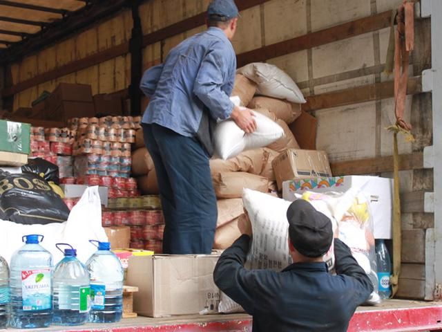 Добровольці не пропустили "гуманітарний конвой" на території, підконтрольні терористам Добровольці не пропустили "гуманітарний конвой" на території, підконтрольні терористам