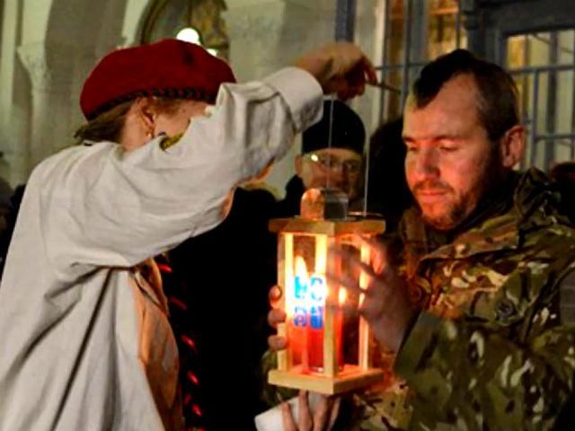 Фото 16 грудня: Медведєв у взутті на платформі, Вифлеємський вогонь в Україні Фото 16 грудня: Медведєв у взутті на платформі, Вифлеємський вогонь в Україні