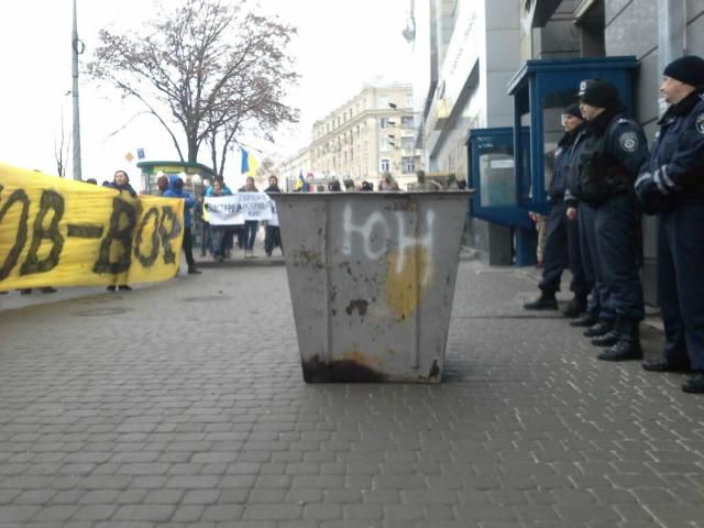 Харьковчане пикетировали с петардами и файерами гордепартамент жилищного хозяйства Харьковчане пикетировали с петардами и файерами гордепартамент жилищного хозяйства