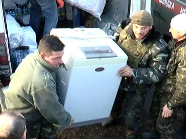 Волонтеры привезли бойцам стиральную машину Волонтеры привезли бойцам стиральную машину
