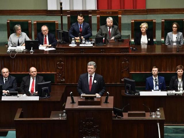 Порошенко пообіцяв позбавити Україну позаблокового статусу