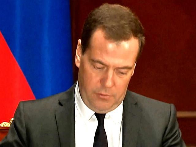Это "игра на эмоциях", — Медведев жалуется, что курс рубля необъективен