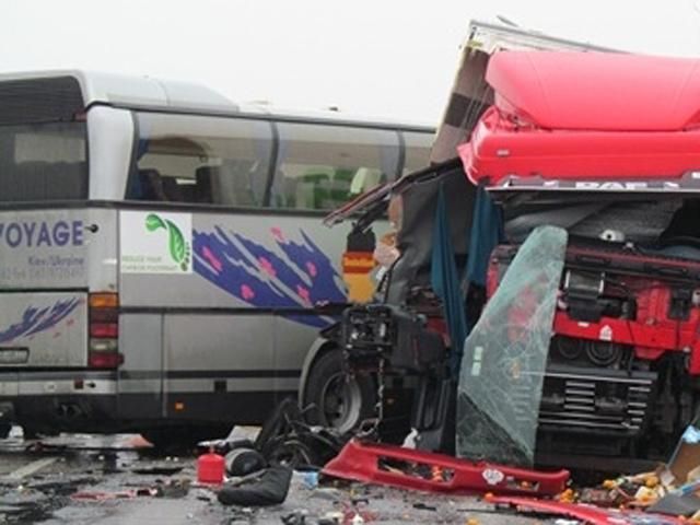 На Волыни столкнулась фура с пассажирским автобусом, 2 человека погибли