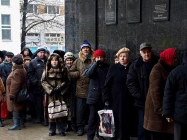 Найактуальніші фото 17 грудня: черги за грошима в Донецьку, протест у Києві