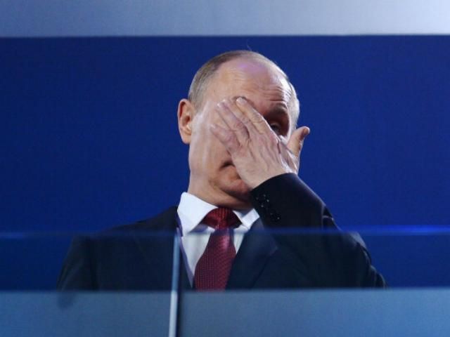 Задержали 20 человек возле здания, где происходит пресс-конференция Путина Задержали 20 человек возле здания, где происходит пресс-конференция Путина