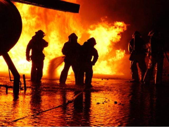 В США пожар на одном из крупнейших нефтеперерабатывающих заводов (Фото)
