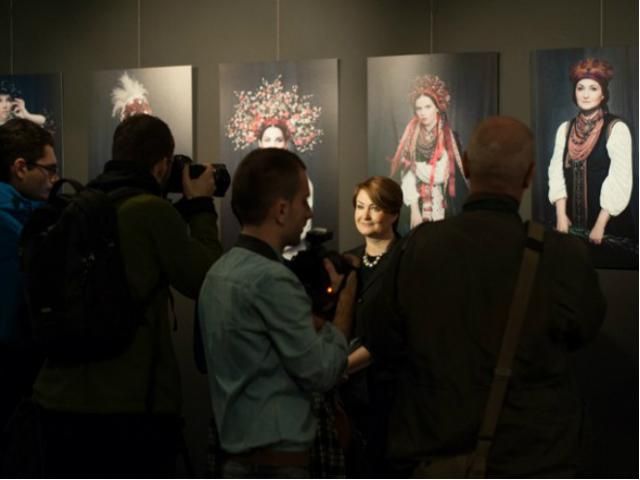 Украинские ведущие снялись в старинных вышиванках (Фото) Украинские ведущие снялись в старинных вышиванках (Фото)