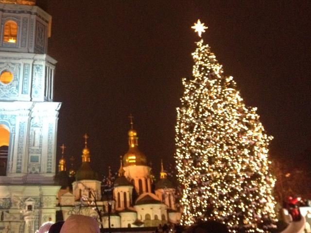 У Києві засвітили новорічну ялинку (Фото, Відео)