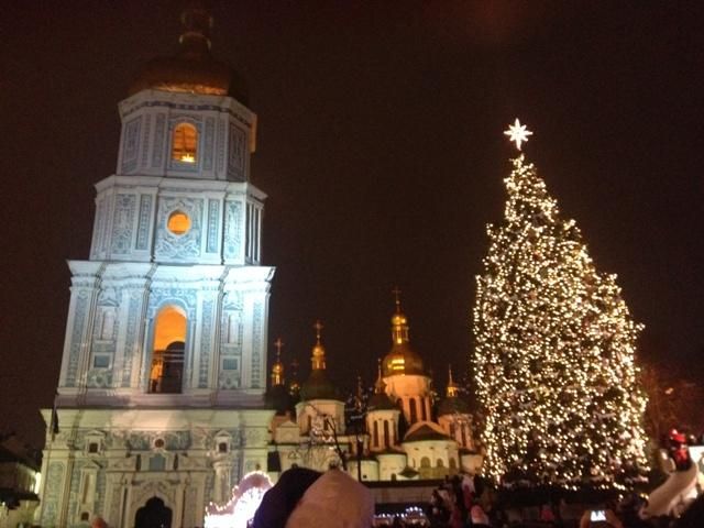 Праздник приближается: сотни киевлян собрались на открытие главной елки страны