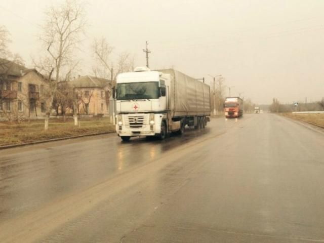 Гуманітарна колона під егідою Червоного Хреста їде в Луганськ (Фото) Гуманітарна колона під егідою Червоного Хреста їде в Луганськ (Фото)