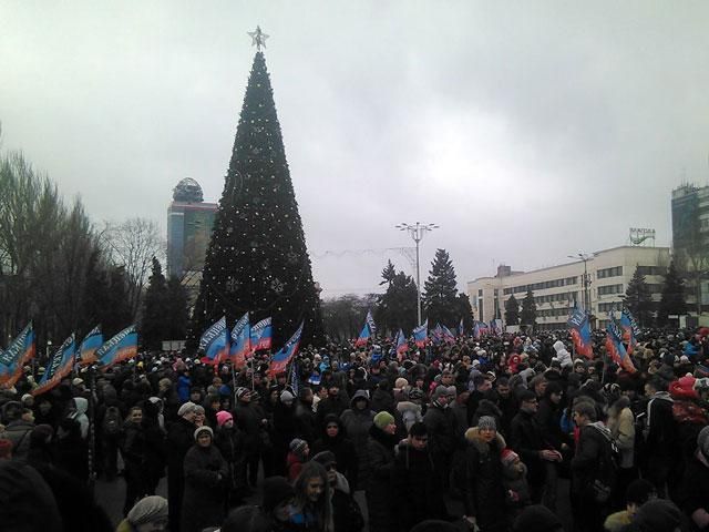 Террористы свезли детей на "празднование" в центре Донецка (Фото)