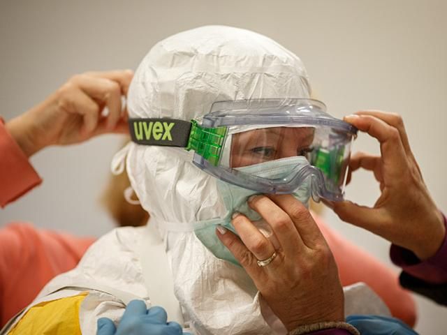 Кількість загиблих від вірусу Еболи вже перевищила 7 тисяч осіб