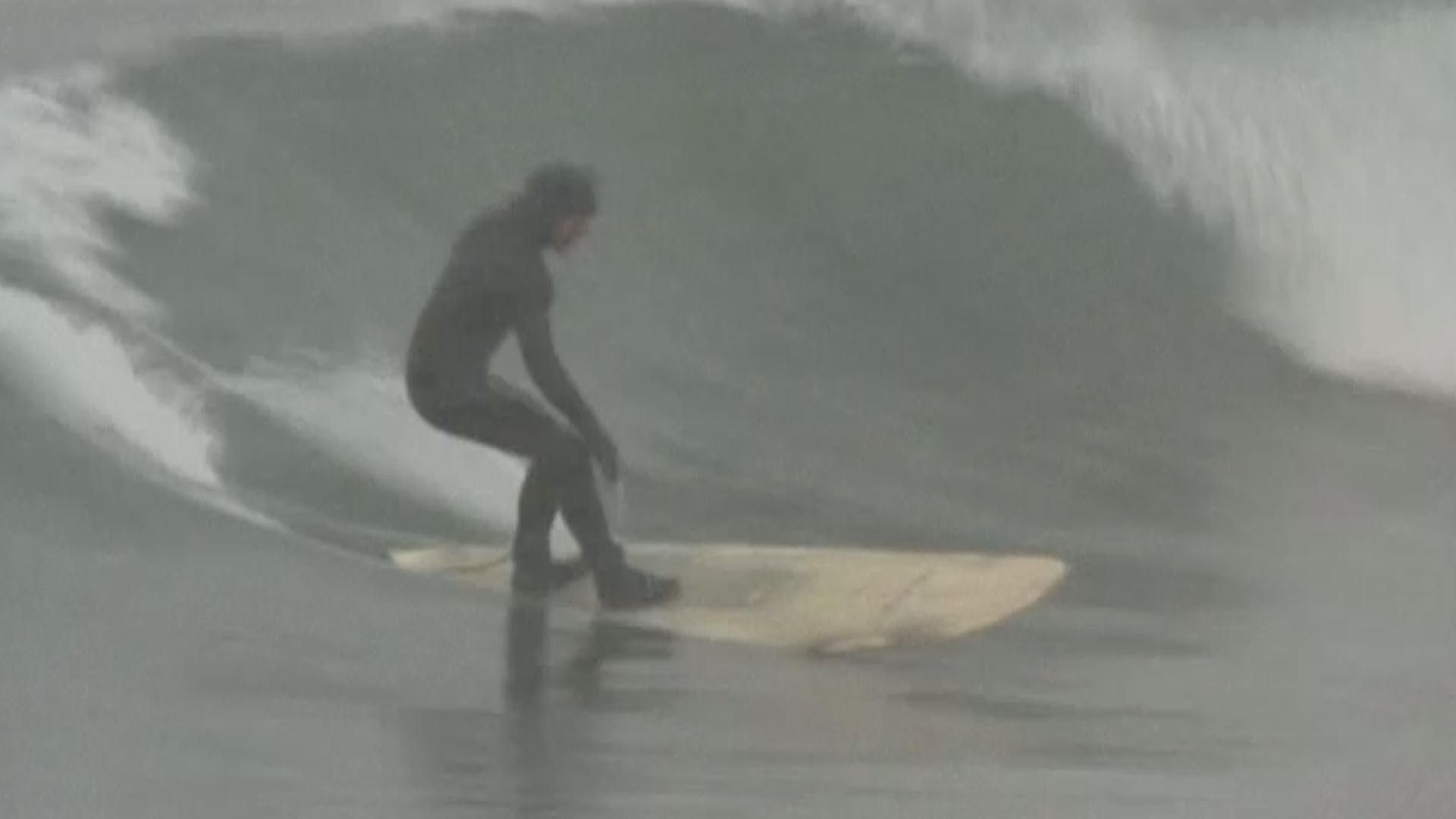 Россияне занимаются серфингом при минусовой температуре Россияне занимаются серфингом при минусовой температуре