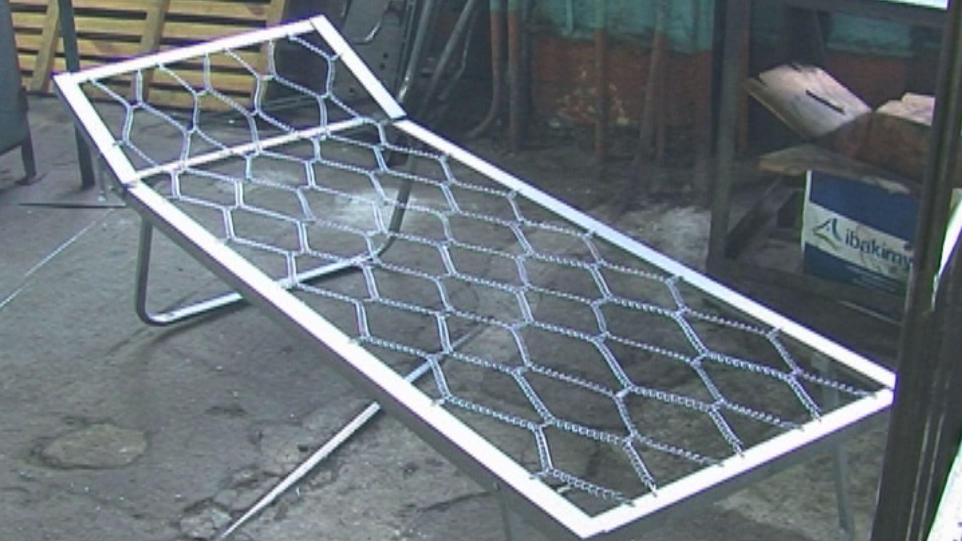 Предприятие глухих производит раскладушки и кровати для военных Предприятие глухих производит раскладушки и кровати для военных