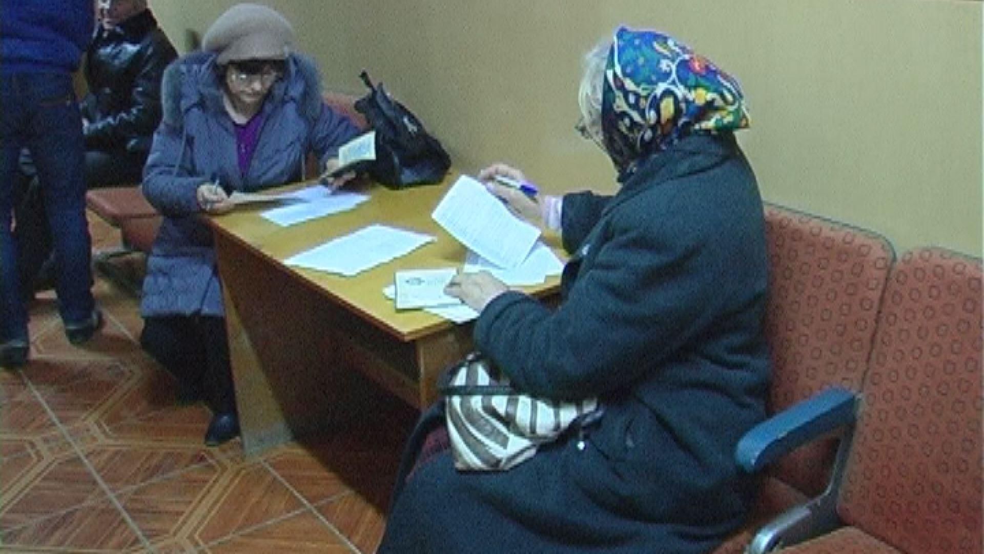 Жителі Криму стоять у чергах, аби отримати українські паспорти Жителі Криму стоять у чергах, аби отримати українські паспорти