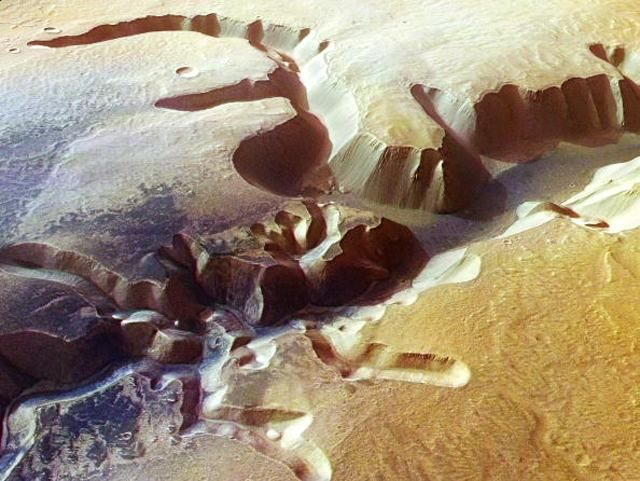 Вчені знайшли докази існування води на Марсі