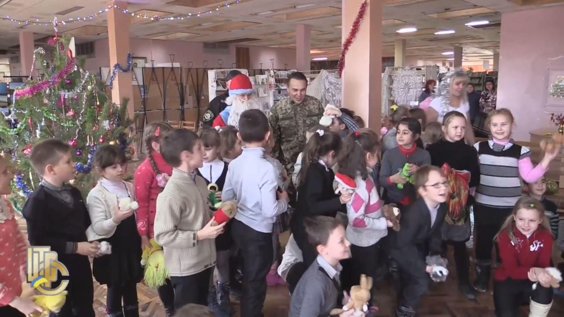 У зоні АТО провели акцію "Армія гарантує: святий Миколай не забуде" У зоні АТО провели акцію "Армія гарантує: святий Миколай не забуде"