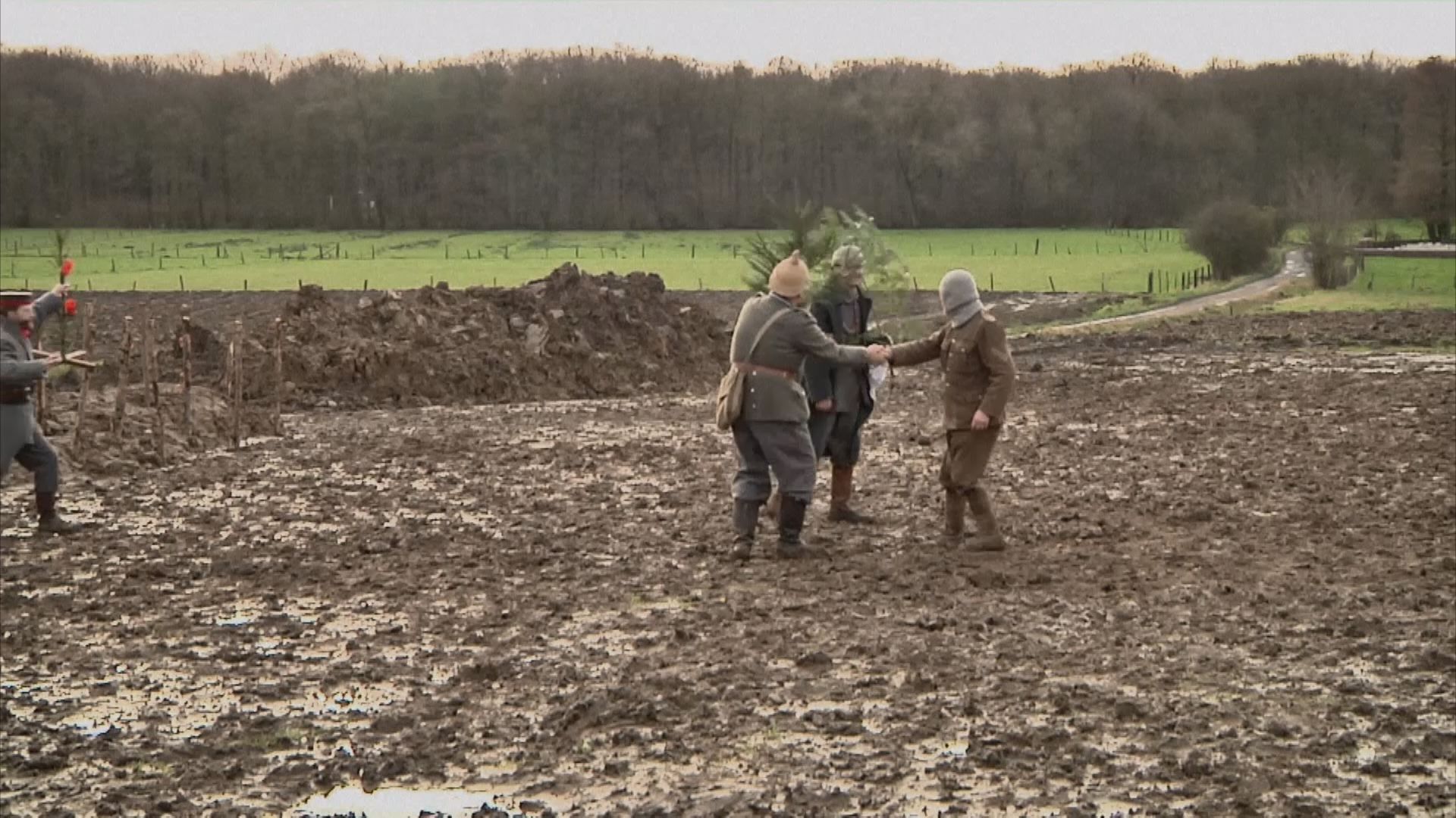 В Бельгии воссоздали футбольный матч времен Первой мировой В Бельгии воссоздали футбольный матч времен Первой мировой