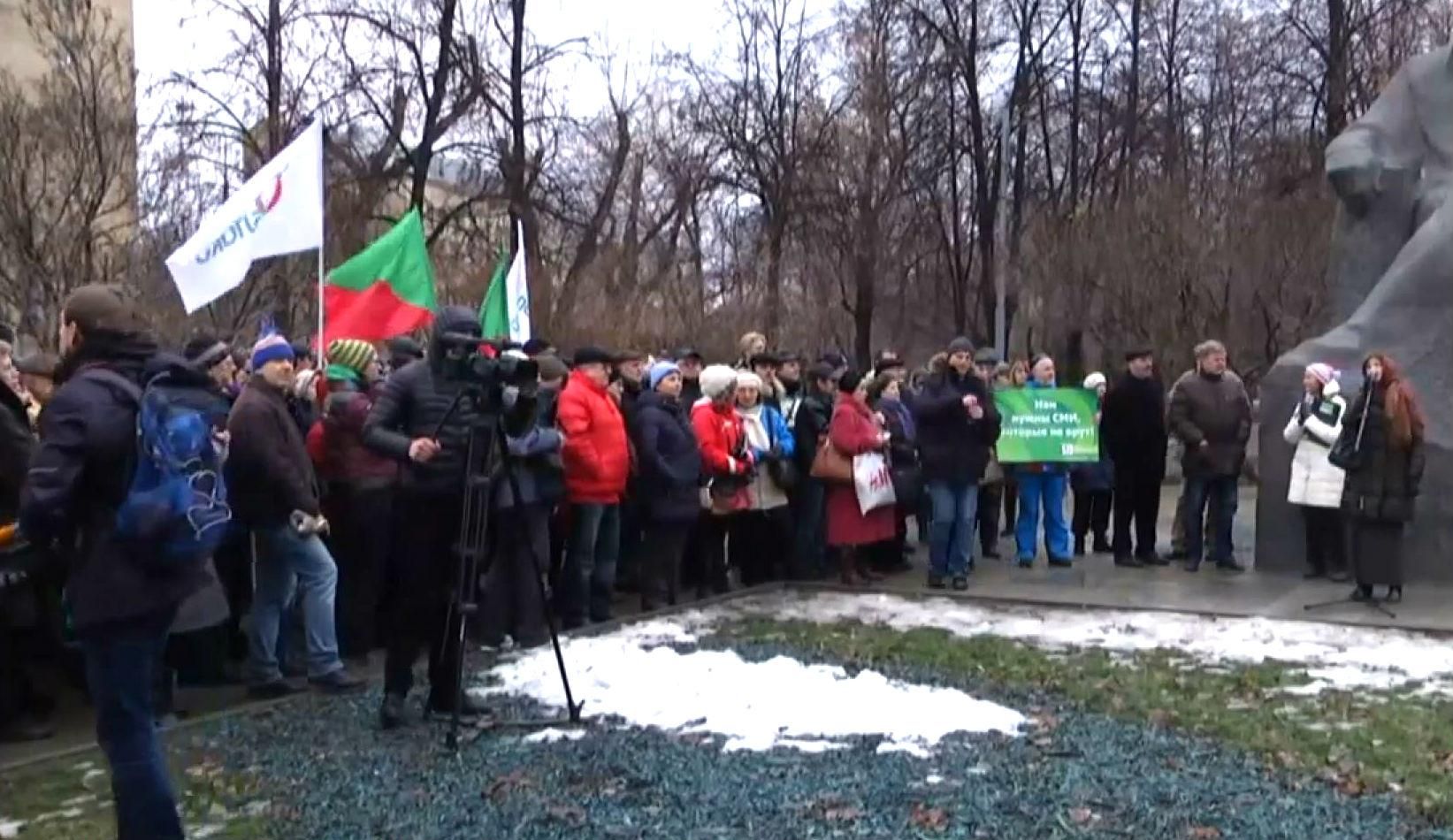 Митингующие в России требуют свободы слова