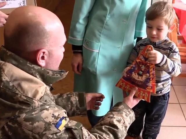 Военные поздравили детей Донбасса с праздником Николая
