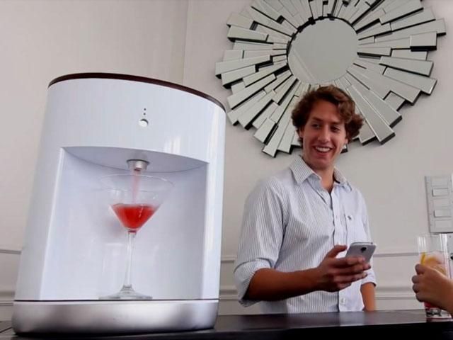 Робот Somabar готує 300 коктейлів