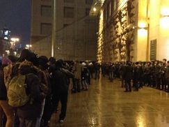 Люди в масках пікетують будівлю київської мерії (Фото)