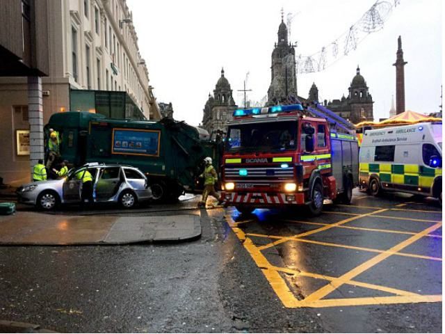 У Шотландії сміттєвоз наїхав на пішоходів. Загинуло 6 людей (Фото)