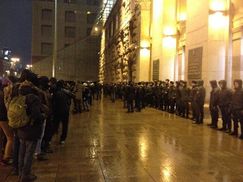 Під столичною мерією зібралися люди в масках і правоохоронці, до сутичок не дійшло